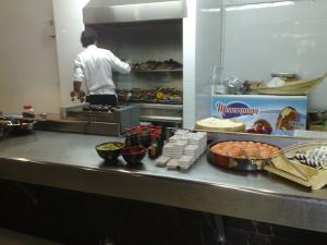 Una parte de la cocina donde se ve el sushi y la carne